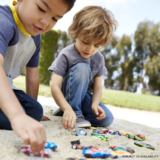 10 Hot Wheels® autó kollekciója részletgazdag dizájnnal és szemet gyönyörködtető színekkel