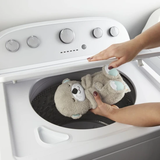 Fisher-Price nyugtató vidra puha hassal és fényekkel, tökéletes az elalváshoz.