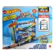A Hot Wheels City hordozható garázsában Hot Wheels autók parkolnak