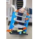 A Hot Wheels City hordozható garázsában Hot Wheels autók parkolnak
