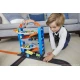 A Hot Wheels City hordozható garázsában Hot Wheels autók parkolnak