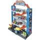 A Hot Wheels City hordozható garázsában Hot Wheels autók parkolnak
