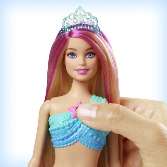 Barbie™ villogó hableány baba gyöngyházas farokkal, amely a négy színes show egyikében világít, és olyan kiegészítőkkel, mint a szivárványuszony és a hercegnő tiara.