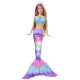 Barbie™ villogó hableány baba gyöngyházas farokkal, amely a négy színes show egyikében világít, és olyan kiegészítőkkel, mint a szivárványuszony és a hercegnő tiara.
