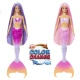 Barbie sellő a Barbie és a varázslat érintése film ihletésével színváltó uszonnyal, hosszú hajjal, stílus kiegészítőkkel és óceáni kisállattal – játék 3 éves kortól.