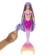 Barbie sellő a Barbie és a varázslat érintése film ihletésével színváltó uszonnyal, hosszú hajjal, stílus kiegészítőkkel és óceáni kisállattal – játék 3 éves kortól.