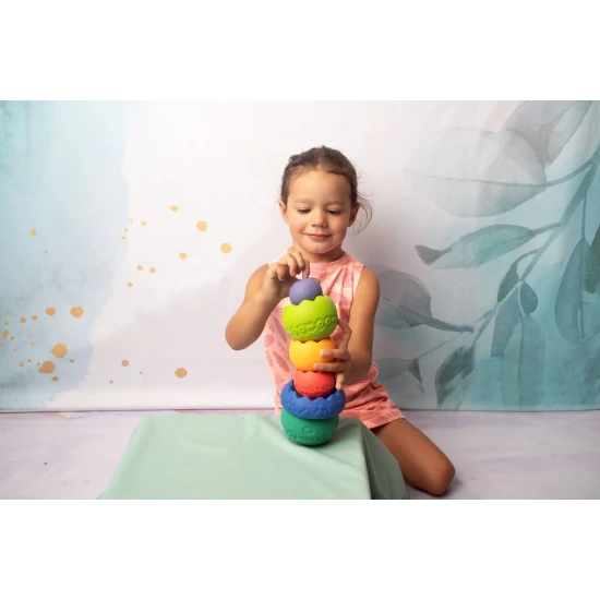 Kreatív játék, amely érzékszerveik felfedezésére ösztönzi a kisgyermekeket, megtanítja a motoros és vizuális koordinációt, valamint a térérzékelést.