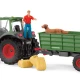 Paull farmer egy traktorral és egy hűséges Goldendoodle-val a farmon.