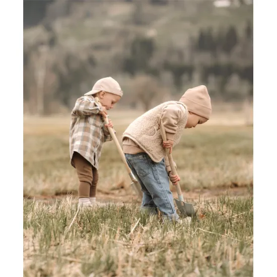 Gyermek világoskék lapát fa nyéllel - ideális a kertbe és a homokozóba.
