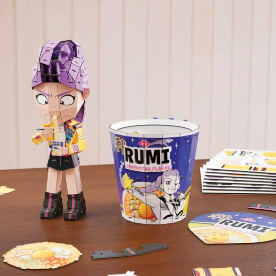 K-POP rámen pohár – Rumi 3D puzzle figura K-Pop Demon Hunters chibi stílusban rámen pohárral