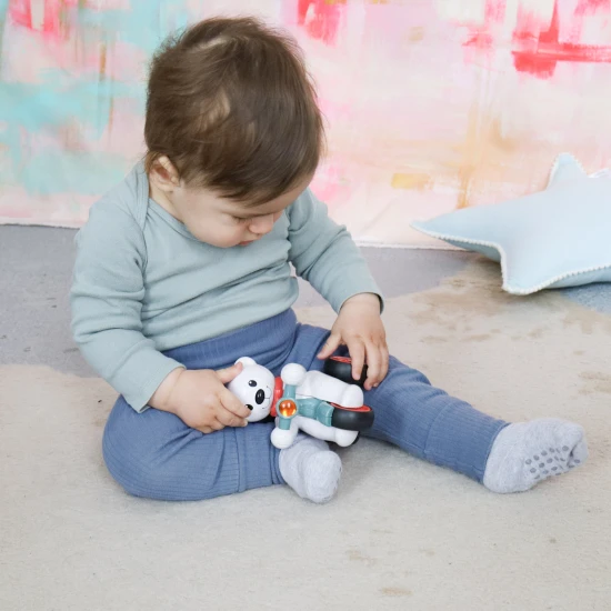 Tolo Mackó egy triciklin, nyomja meg a fejét a mozgás megkezdéséhez