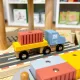Fából készült daru gyerekeknek és kikötői vasúti pálya