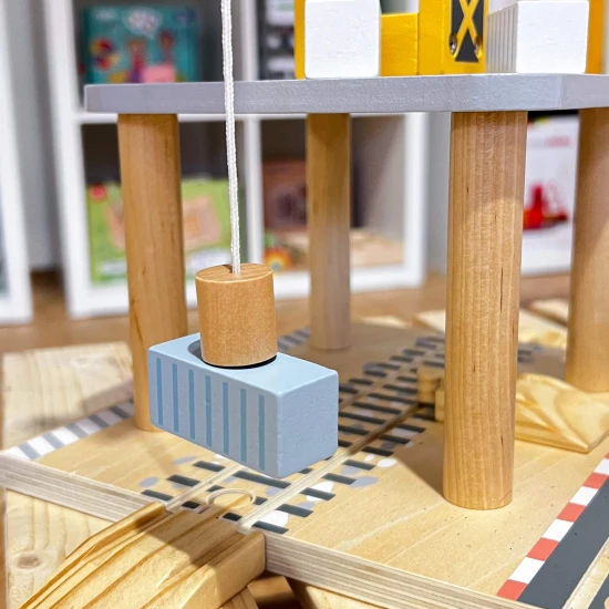 Fából készült daru gyerekeknek és kikötői vasúti pálya