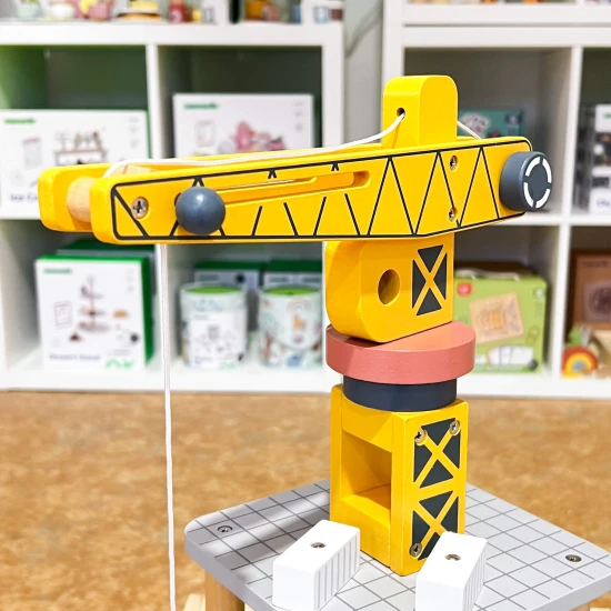 Fából készült daru gyerekeknek és kikötői vasúti pálya