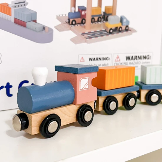 Fából készült daru gyerekeknek és kikötői vasúti pálya