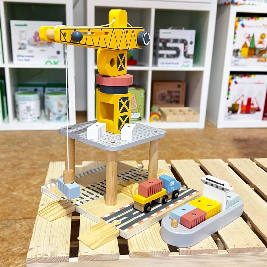 Fából készült daru gyerekeknek és kikötői vasúti pálya