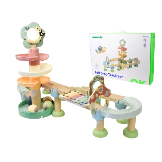 Fa labdapálya csúszdával és működő xilofonnal. 