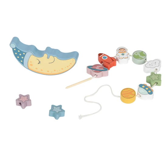 Fából készült hinta űrkockákkal és húrozással egyben.