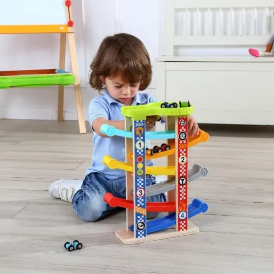 Tooky Toy színes fából készült versenypálya hét szinttel és hat autóval