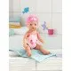BABY born Swimmer kúszva és pillangón úszik a fürdőben vidám fürdőruhával és sapkával, készen áll a vízi kalandra.