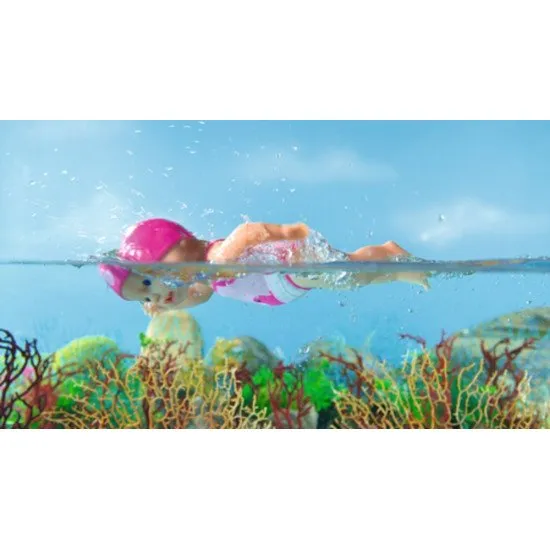 BABY born Swimmer kúszva és pillangón úszik a fürdőben vidám fürdőruhával és sapkával, készen áll a vízi kalandra.