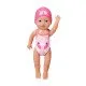 BABY born Swimmer kúszva és pillangón úszik a fürdőben vidám fürdőruhával és sapkával, készen áll a vízi kalandra.