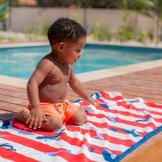 Strandtörölköző 135 x 65 cm Bálnák a Swim Essentilastól