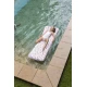 A Swim Essentials klasszikus felfújható medencéje antik rózsaszín színű, luxus leopárdmotívummal remekül fog mutatni a medencében és a tengeren is.