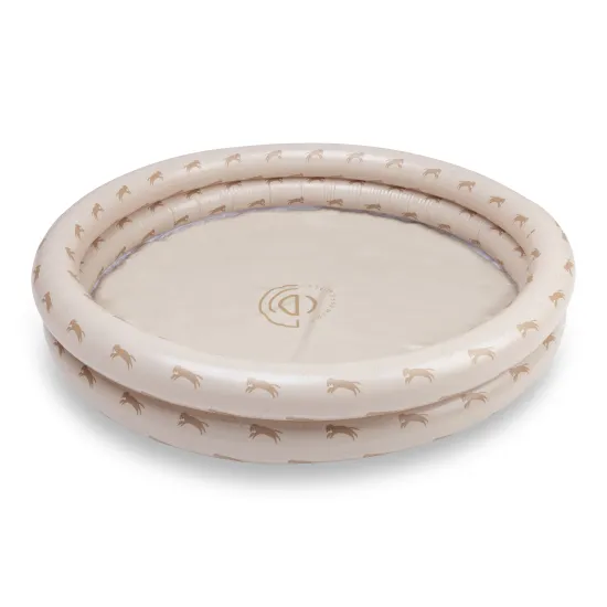 A Swim Essentials felfújható, Brown Leopard 100 cm-es gyermekmedence zöld színben luxus leopárd motívumokkal, 1 éves kortól gyermekek számára készült.