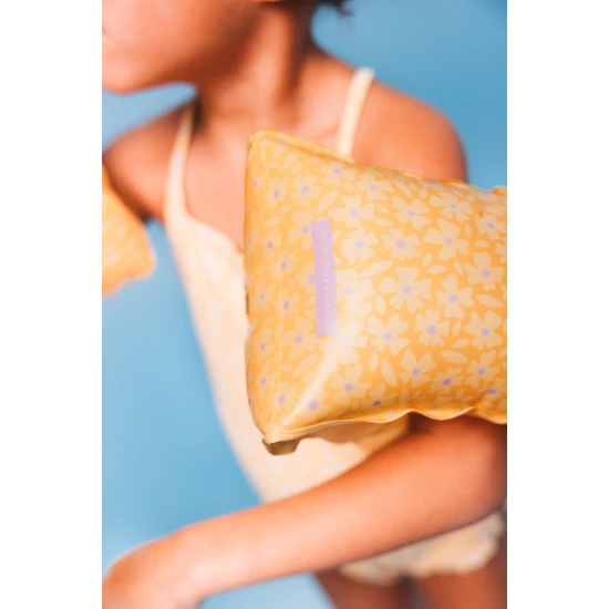 Gyermek felfújható Swim Essentials Florish sárga ujjatlan gyerekeknek, ideális úszáshoz a medencében és a tengeren