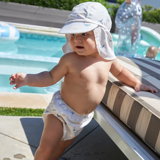 Swim Essentials Úszósapka nyakvédővel UPF 50+ Dino A praktikus nyári sapka nyakvédővel a Swim Essentials dinoszaurusz mintával megvédi a gyerekeket az UV sugárzástól