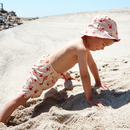 Kifordítható kalap gyerekeknek UPF 50+ - egyik oldalán rákmintával, másik oldalán egyszínű dizájnnal. Széles karimájú napvédelem.