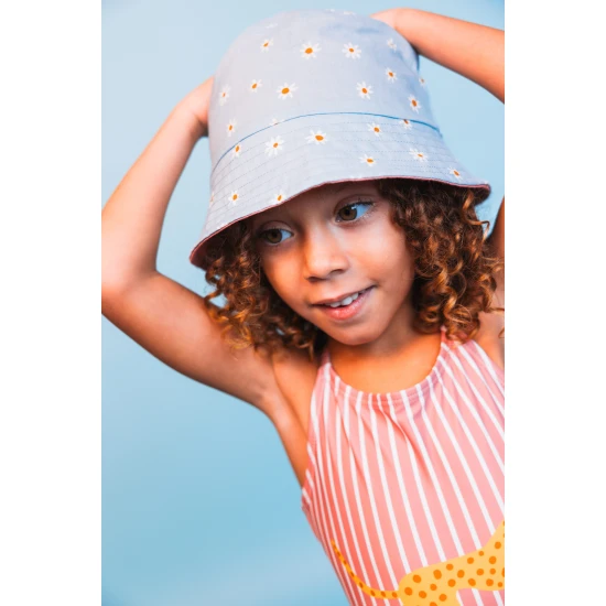 Kifordítható kalap gyerekeknek UPF 50+ - egyik oldalán virágmintás, másik oldalon egyszínű kivitel. Széles karimájú napvédelem.
