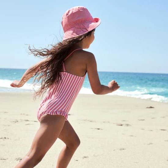 Kifordítható kalap gyerekeknek UPF 50+ - egyik oldalán virágmintás, másik oldalon egyszínű kivitel. Széles karimájú napvédelem.