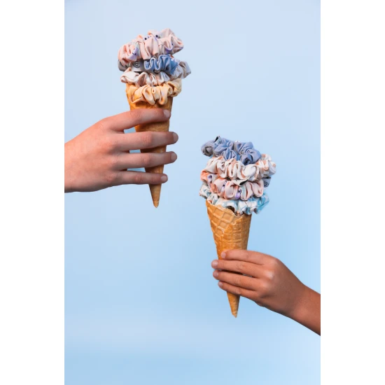 Színes hajgumi - 5 darabos szett, különböző mintákban és színekben.