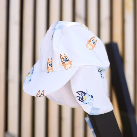A praktikus nyári sapka nyakvédővel a Swim Essentials Bluey motívummal megvédi a gyerekeket az UV sugárzástól.