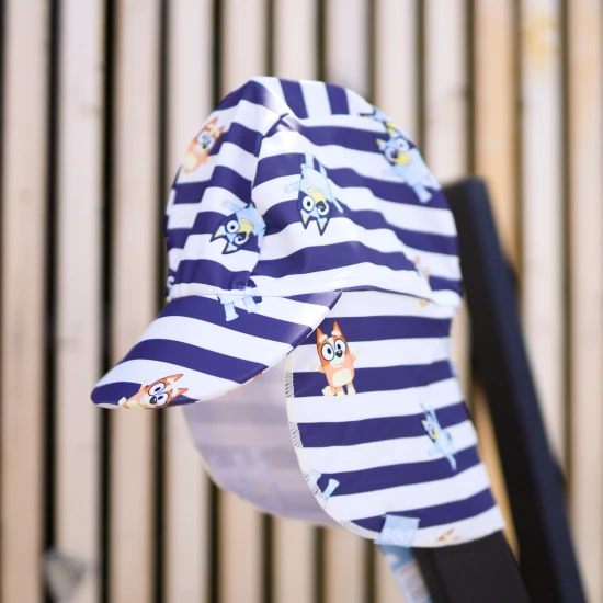 A praktikus csíkos nyári sapka nyakvédővel a Swim Essentials Bluey motívummal megvédi a gyerekeket az UV sugárzástól.