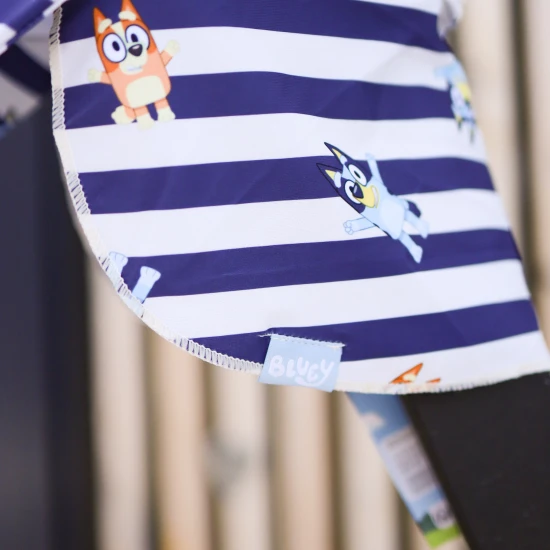 A praktikus csíkos nyári sapka nyakvédővel a Swim Essentials Bluey motívummal megvédi a gyerekeket az UV sugárzástól.