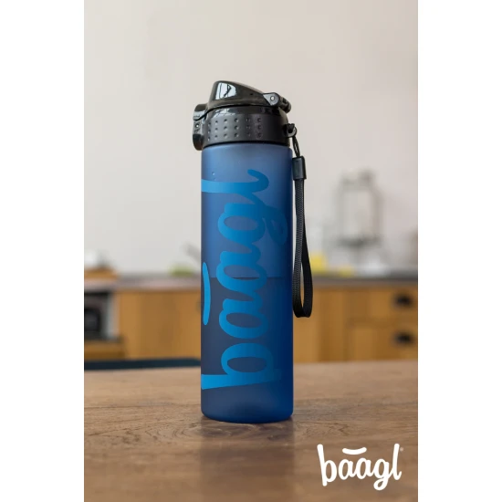Tritán óceánkék 700 ml-es flakon praktikus hurokkal és zárható fedéllel.
