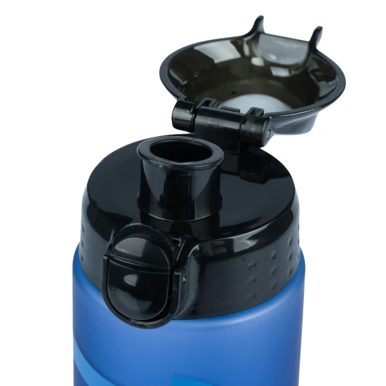 Tritán óceánkék 700 ml-es flakon praktikus hurokkal és zárható fedéllel.