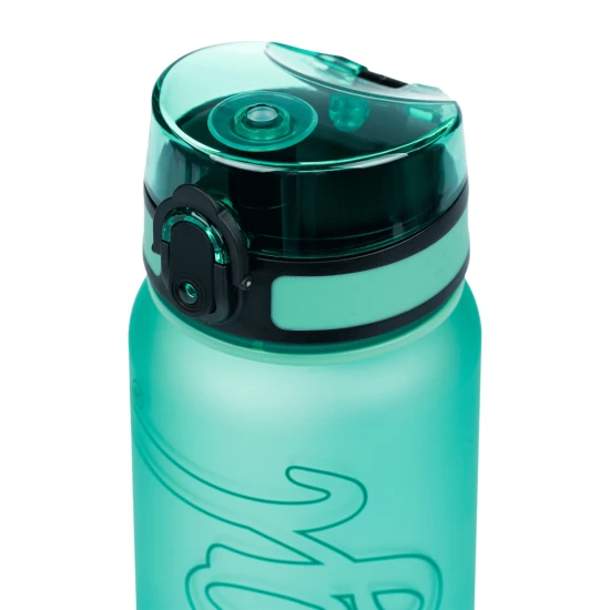 Tritan flakon Green 800 ml hurokkal és zárható fedéllel - ideális iskolai italokhoz.