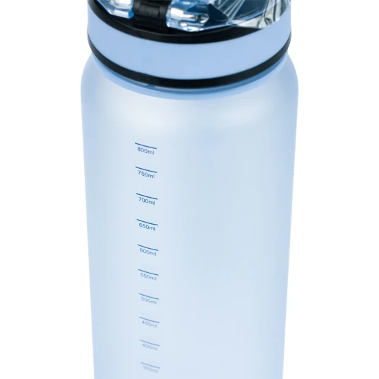 Tritan palack Dast Blue 800 ml zárható fedéllel és szűrővel gyümölcsitalokhoz - ideális iskolába és kirándulásra.