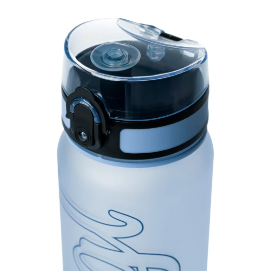 Tritan palack Dast Blue 800 ml zárható fedéllel és szűrővel gyümölcsitalokhoz - ideális iskolába és kirándulásra.