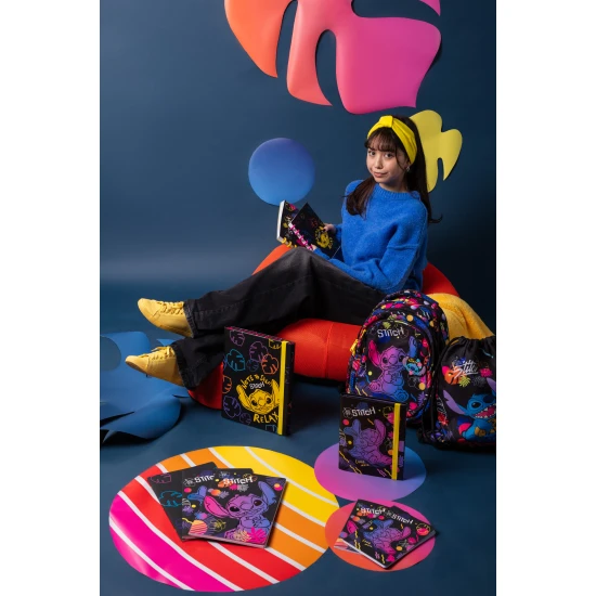 Stitch Fekete sporttáska Stitch illusztrációval, pasztell színekkel és dupla húzózsinórral a hordozáshoz