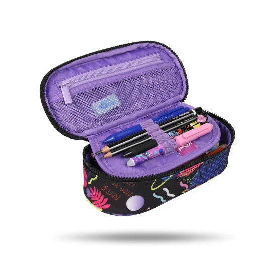 Campus Stitch Black tolltartó – praktikus rendszerező gumiszalaggal az írószerekhez és cipzáras hálós zsebbel.