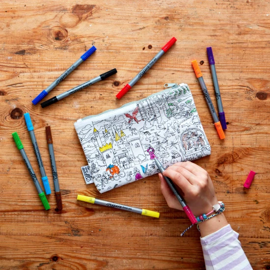 Eatsleepdoodle Mese és legendák Színező és mosható tolltartó FTPEN