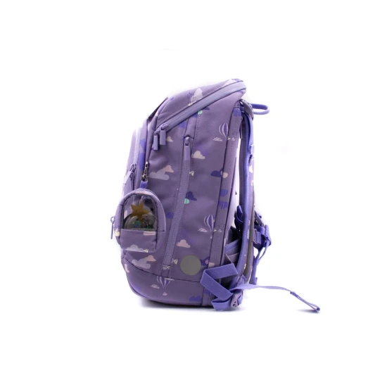 A könnyű Best Friends iskolatáska tökéletesen illeszkedik egy kis diák hátára.