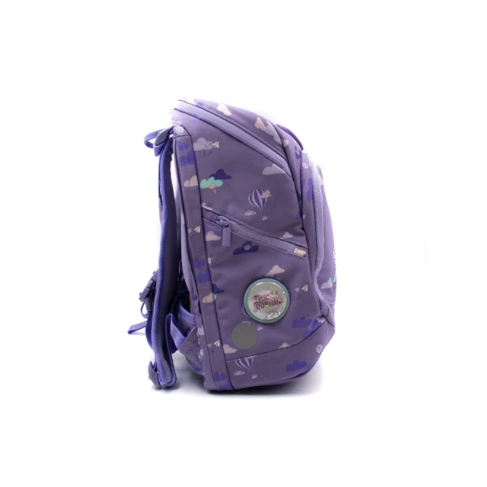 A könnyű Best Friends iskolatáska tökéletesen illeszkedik egy kis diák hátára.