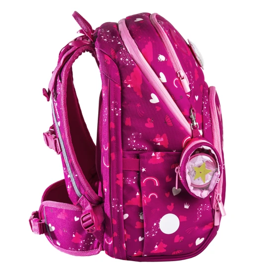 A világos iskolatáska Ballerina Dark Pink tökéletesen illeszkedik egy kis diák hátára.
