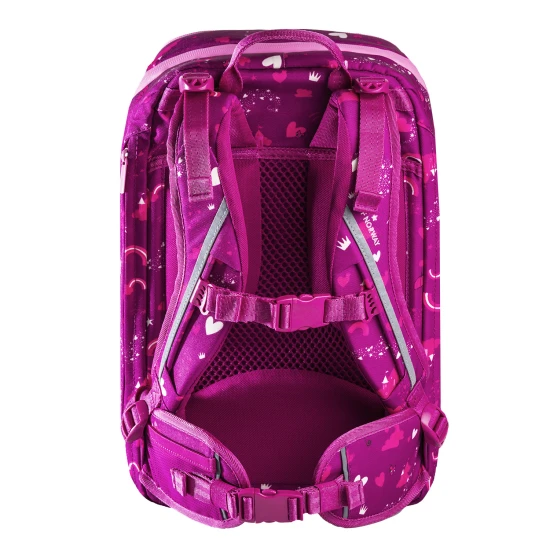 A világos iskolatáska Ballerina Dark Pink tökéletesen illeszkedik egy kis diák hátára.